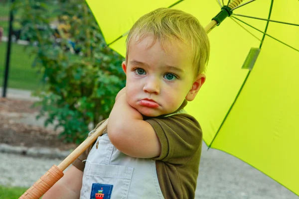 Niño feliz está jugando en el parque durante el atardecer con umbrell —  Fotos de Stock