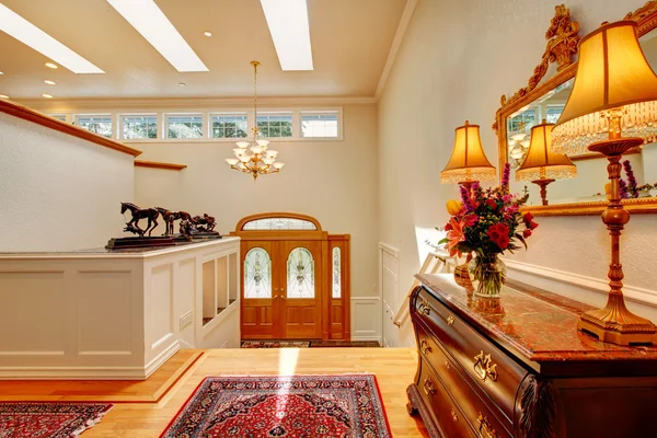 Luxury upstairs hallway — Stock Photo, Image