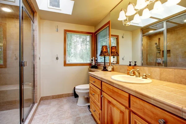 Теплая уютная ванная комната с окнами — стоковое фото