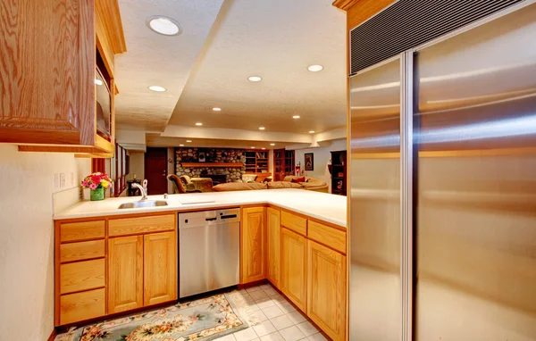 Sala de cozinha brilhante com vista para a sala de estar — Fotografia de Stock