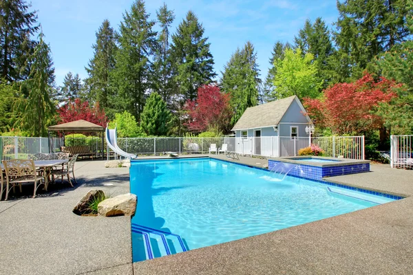 Utsikt över trädgården med pool — Stockfoto