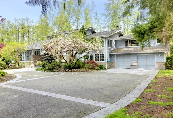 Beautiful curb appeal. Farm house — Stock Photo, Image