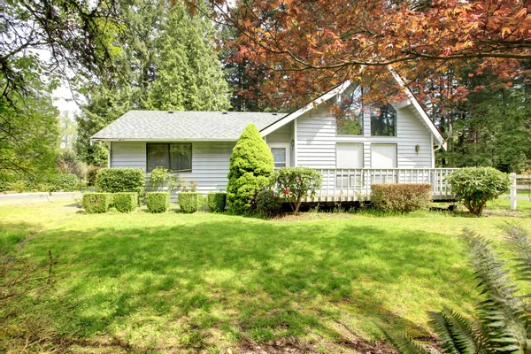 Maison de campagne avec terrasse en bois — Photo