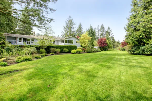 Beautiful farm house backyard — Stock Photo, Image