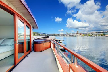 grev güverte tekne evin manzarası. Lake washington