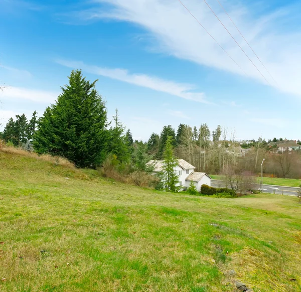 Vista de la casa desde la colina — Foto de Stock