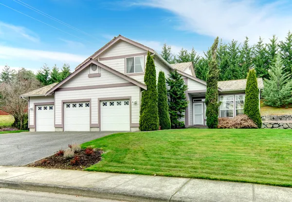 Clapboard siding house. Curb appeal — Stock Photo, Image