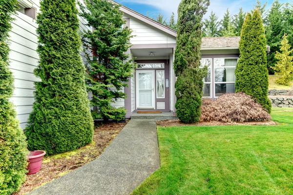 Clapboard siding house. Entrée — Photo