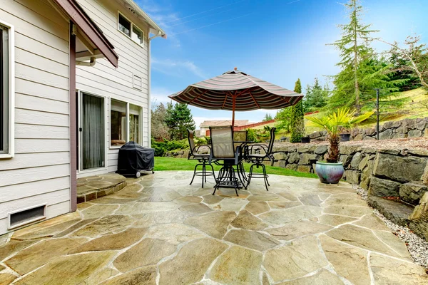 Home patio area overlooking beautiful landscaping — Stock Photo, Image