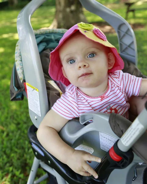 Entzückendes kleines Mädchen im Kinderwagen — Stockfoto