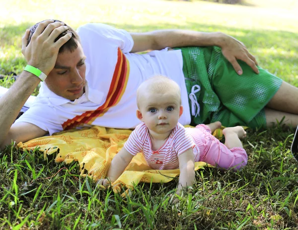 Padre con la sua bambina nel parco — Foto Stock
