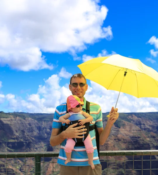 Šťastný otec s mladými cestovatel v kauai. Waimea canyon. — Stock fotografie