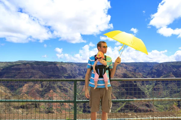 Father protecting his lovely baby with an umbrella. Waimea Canyo — Stock Photo, Image