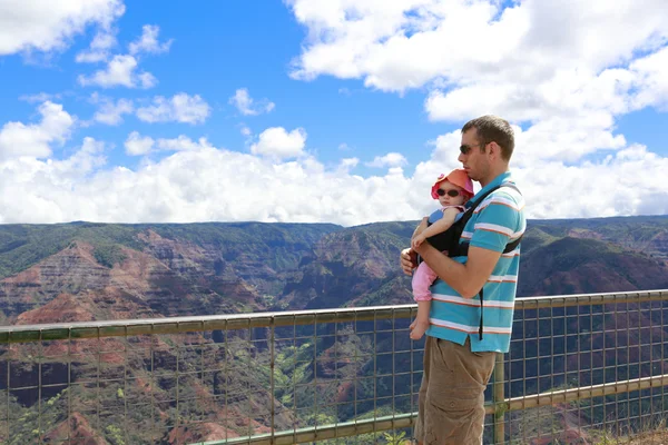 Felices momentos para papá y su adorable hija. Islamo hawaiano — Foto de Stock