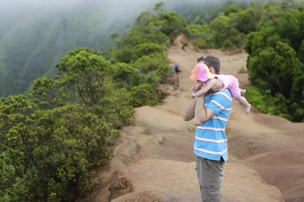 Padre y su bebé en Kauai, islas hawaianas — Foto de Stock