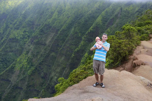 Pappa och hans barn i kauai, Hawaiiöarna — Stockfoto