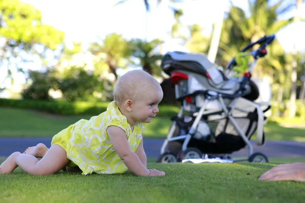 Crawling beautiful baby girl — Stock Photo, Image