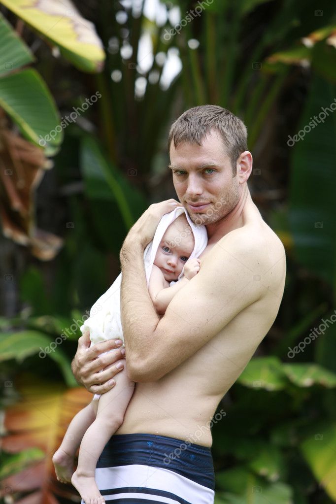 Foto de Bébé nu dans les bras do Stock