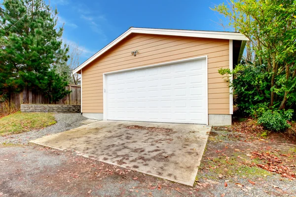 Clapboard siding garage with drive way — Stock Photo, Image