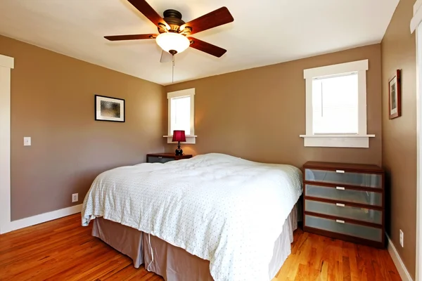 Sovrum med bruna väggar och blå filt — Stockfoto