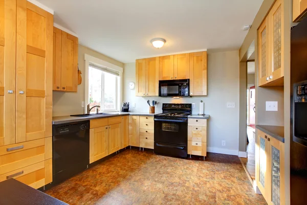 Maple cabinets in modern kitchen with brown walls — Stock Photo, Image