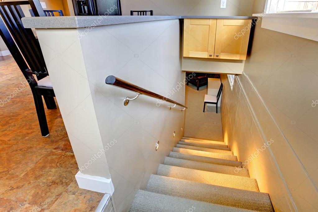 Escalera al sótano con luces encendidas — Fotos de Stock © iriana88w