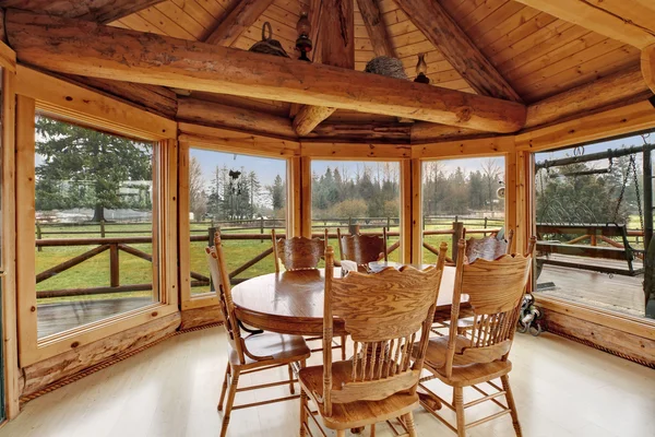 Belle salle à manger dans maison en bois rond — Photo