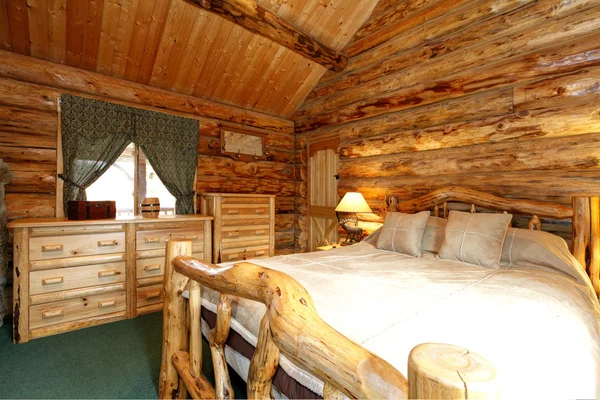 Άνετο υπνοδωμάτιο στο σπίτι καμπινών κούτσουρων — Φωτογραφία Αρχείου