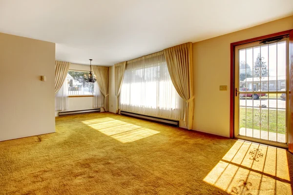 Světlé prázdnou obývací pokoj — Stock fotografie