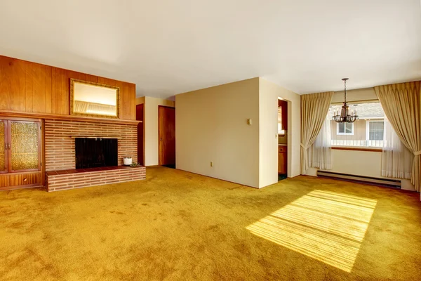 Bright living room with a fireplace — Stock Photo, Image