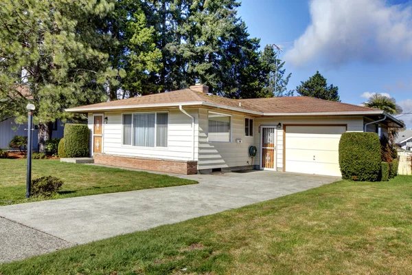 House exterior. One story small house — Stock Photo, Image