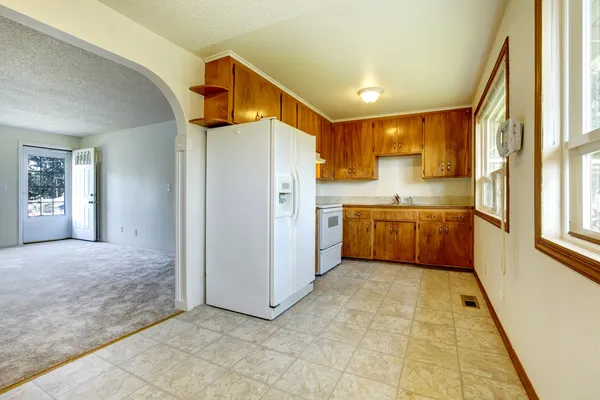 Kleine keuken en woonkamer — Stockfoto