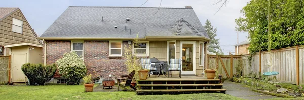 Bakstenen huis met gezellige patio gebied — Stockfoto