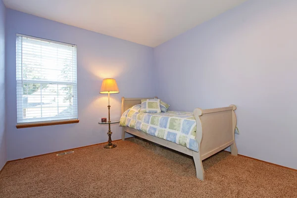 Gemütliches Lavendelschlafzimmer für einen jungen Erwachsenen — Stockfoto