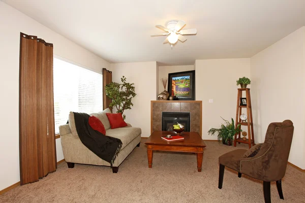 Sala de estar acolhedora com uma lareira — Fotografia de Stock