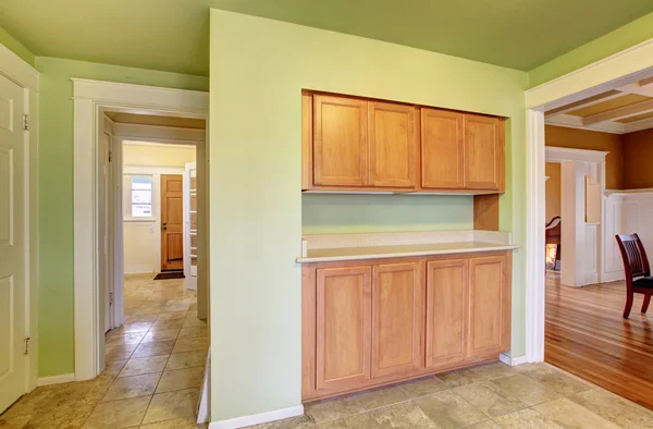 内置的木制橱柜。厨房的房间 — 图库照片