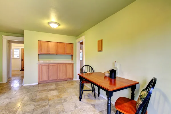 Sala de cozinha verde com conjunto de mesa de jantar — Fotografia de Stock