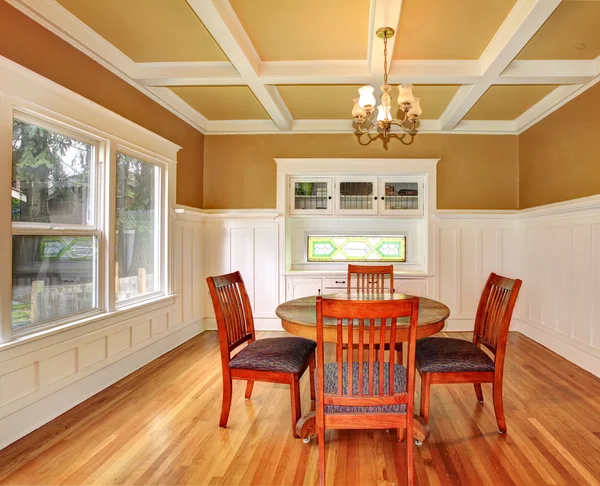 Salle à manger dans une vieille maison — Photo