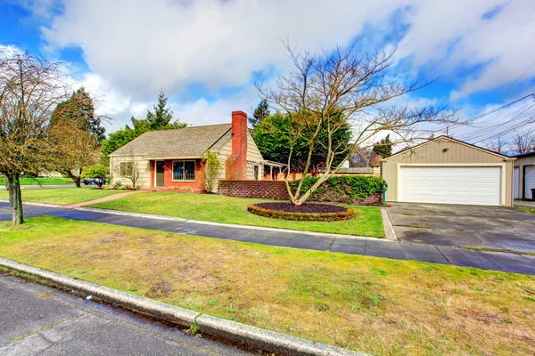 Beautiful small siding house with garage — Stock Photo, Image