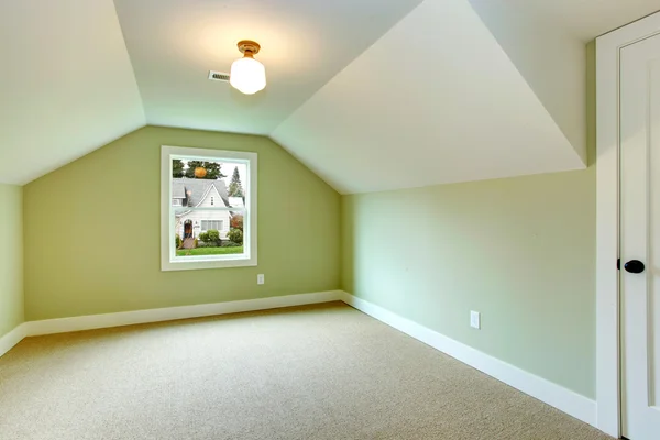 Empty room with green walls and white vaulted ceiling — Stock Photo, Image