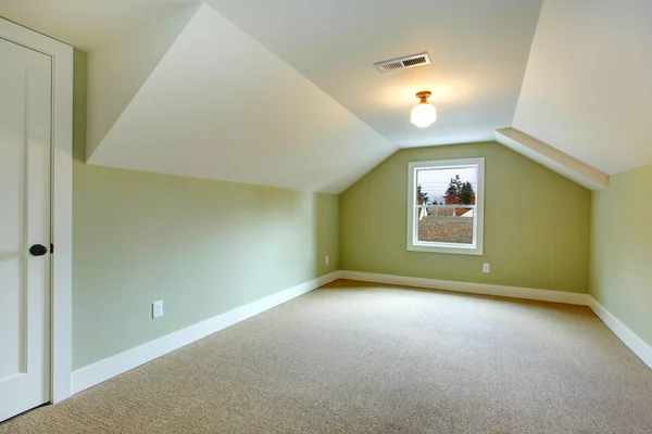 Empty room with green walls and white vaulted ceiling — Stock Photo, Image