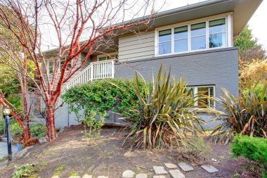 fıçı tahtası tarafçılık evin. görünümünden bir yürüyüş yolu