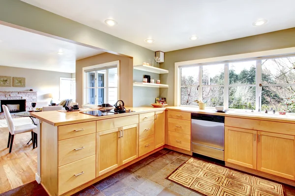Vista della cucina in acero con design a parete aperta — Foto Stock