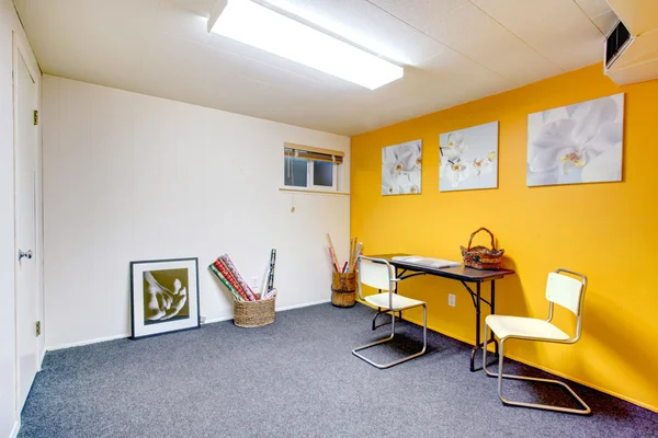 Gezellige art kamer met gele muur — Stockfoto