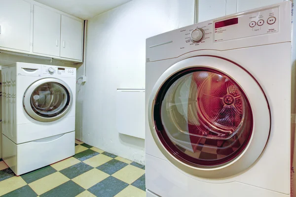 White laundry room with green and olive concrete tile floor — Stock Photo, Image