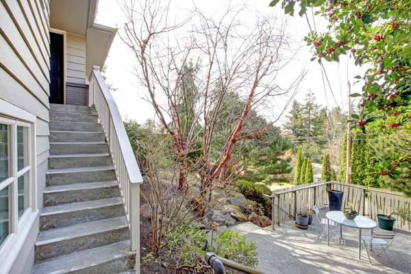 Vue sur les escaliers et le toit-terrasse sur le garage — Photo