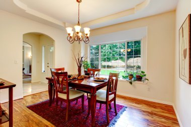 Beyaz zarif yemek odası.