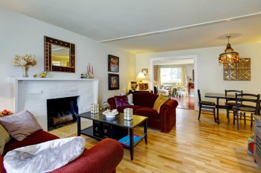 tuğla arka plan şömineli büyük salon