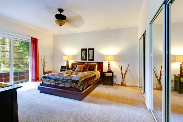 Dormitorio tropical con una cubierta de salida — Foto de Stock