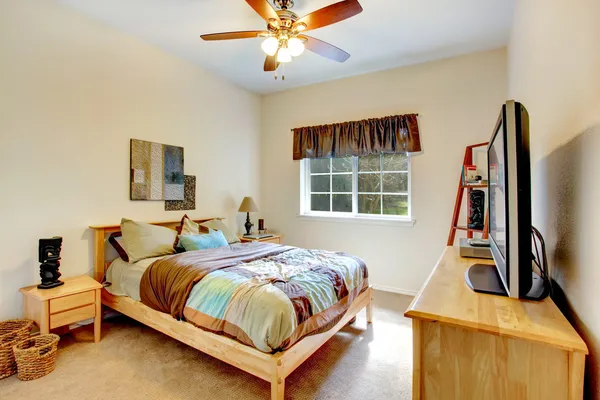 Chambre confortable avec des meubles marron — Photo